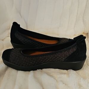 bernie mev. Black Textured Flats